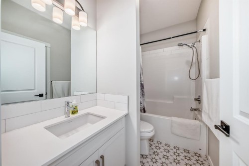 276 Belmont Boulevard Sw, Calgary, AB - Indoor Photo Showing Bathroom