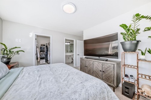 276 Belmont Boulevard Sw, Calgary, AB - Indoor Photo Showing Bedroom