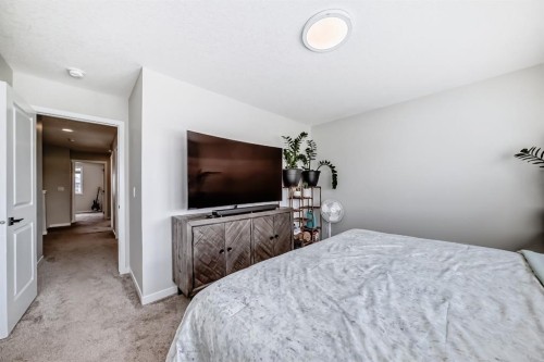 276 Belmont Boulevard Sw, Calgary, AB - Indoor Photo Showing Bedroom