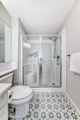 276 Belmont Boulevard Sw, Calgary, AB - Indoor Photo Showing Bathroom