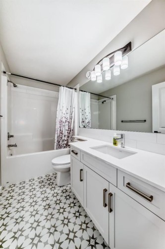 276 Belmont Boulevard Sw, Calgary, AB - Indoor Photo Showing Bathroom