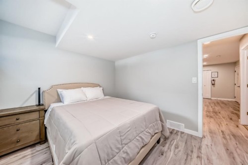 276 Belmont Boulevard Sw, Calgary, AB - Indoor Photo Showing Bedroom