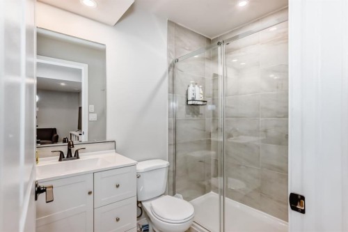 276 Belmont Boulevard Sw, Calgary, AB - Indoor Photo Showing Bathroom