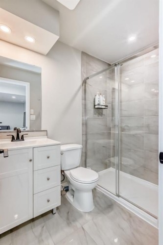 276 Belmont Boulevard Sw, Calgary, AB - Indoor Photo Showing Bathroom