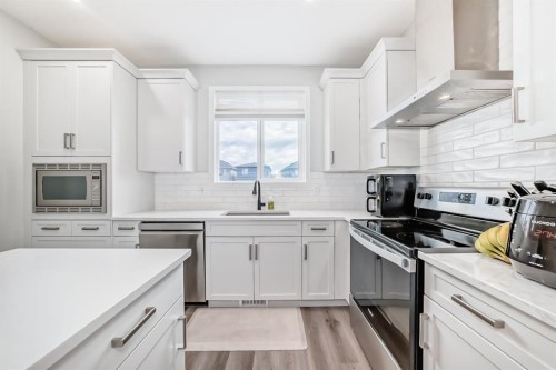 276 Belmont Boulevard Sw, Calgary, AB - Indoor Photo Showing Kitchen With Upgraded Kitchen