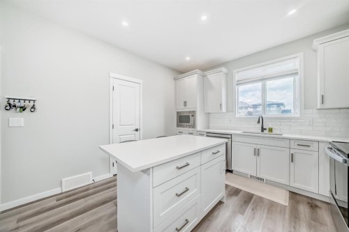 276 Belmont Boulevard Sw, Calgary, AB - Indoor Photo Showing Kitchen