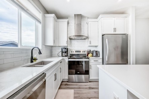 276 Belmont Boulevard Sw, Calgary, AB - Indoor Photo Showing Kitchen With Double Sink With Upgraded Kitchen