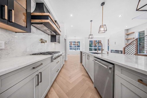 119 42 Avenue Ne, Calgary, AB - Indoor Photo Showing Kitchen With Upgraded Kitchen