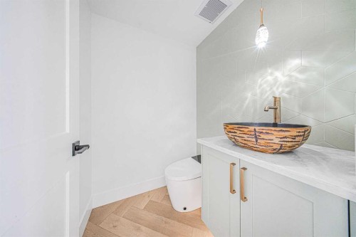 119 42 Avenue Ne, Calgary, AB - Indoor Photo Showing Bathroom