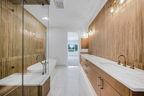 119 42 Avenue Ne, Calgary, AB - Indoor Photo Showing Bathroom
