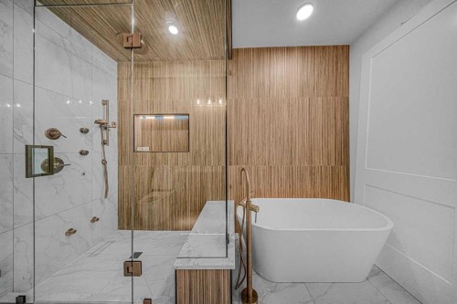 119 42 Avenue Ne, Calgary, AB - Indoor Photo Showing Bathroom