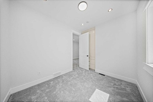 119 42 Avenue Ne, Calgary, AB - Indoor Photo Showing Other Room