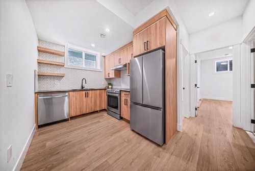 119 42 Avenue Ne, Calgary, AB - Indoor Photo Showing Kitchen