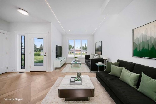 119 42 Avenue Ne, Calgary, AB - Indoor Photo Showing Living Room