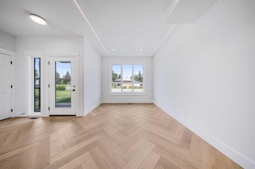 119 42 Avenue Ne, Calgary, AB - Indoor Photo Showing Other Room