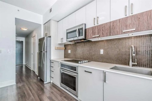 1605-550 Riverfront Avenue Se, Calgary, AB - Indoor Photo Showing Kitchen With Upgraded Kitchen
