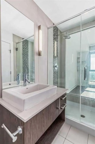 1605-550 Riverfront Avenue Se, Calgary, AB - Indoor Photo Showing Bathroom
