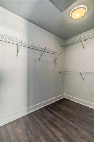1605-550 Riverfront Avenue Se, Calgary, AB - Indoor With Storage