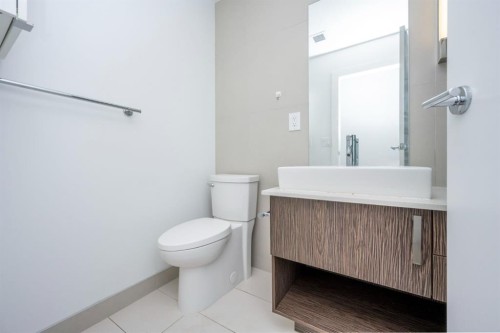 1605-550 Riverfront Avenue Se, Calgary, AB - Indoor Photo Showing Bathroom