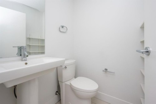 1605-550 Riverfront Avenue Se, Calgary, AB - Indoor Photo Showing Bathroom
