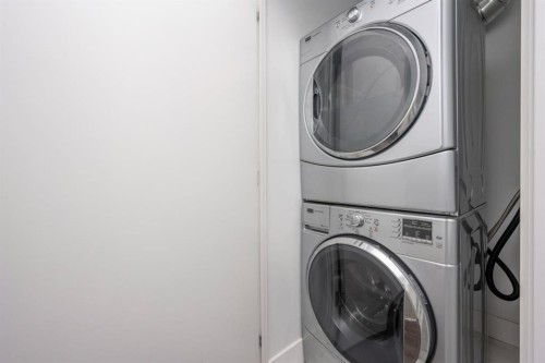 1605-550 Riverfront Avenue Se, Calgary, AB - Indoor Photo Showing Laundry Room