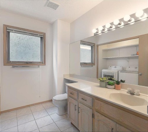 140 Santana Mews Nw, Calgary, AB - Indoor Photo Showing Bathroom