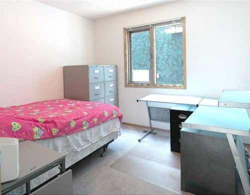 140 Santana Mews Nw, Calgary, AB - Indoor Photo Showing Bedroom