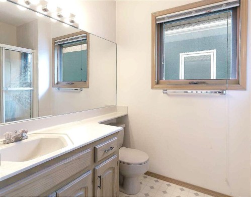 140 Santana Mews Nw, Calgary, AB - Indoor Photo Showing Bathroom