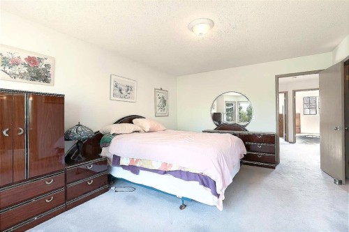 140 Santana Mews Nw, Calgary, AB - Indoor Photo Showing Bedroom