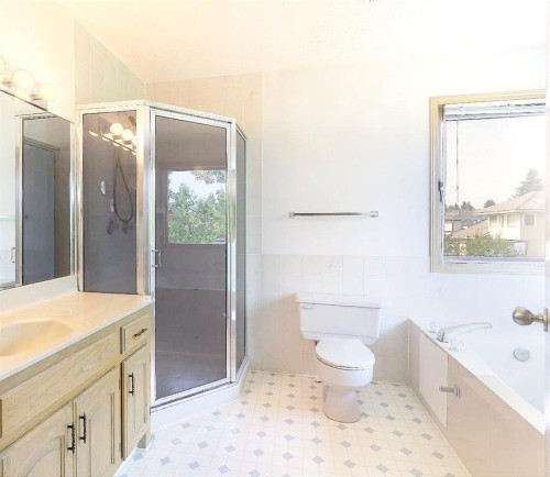140 Santana Mews Nw, Calgary, AB - Indoor Photo Showing Bathroom