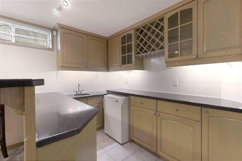 140 Santana Mews Nw, Calgary, AB - Indoor Photo Showing Kitchen