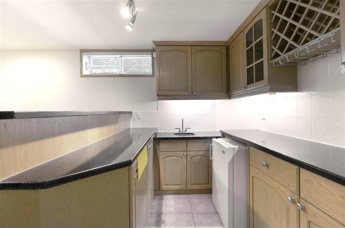 140 Santana Mews Nw, Calgary, AB - Indoor Photo Showing Kitchen