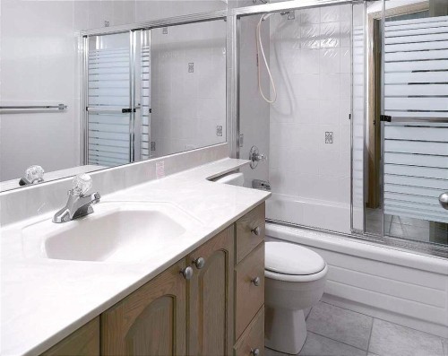 140 Santana Mews Nw, Calgary, AB - Indoor Photo Showing Bathroom