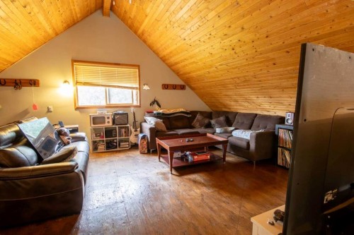 34072 Range Road 53, Rural Mountain View County, AB - Indoor Photo Showing Living Room