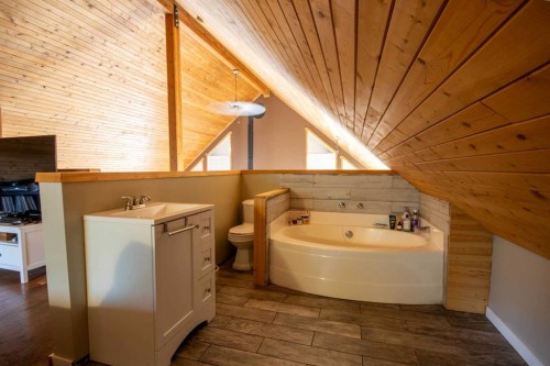 34072 Range Road 53, Rural Mountain View County, AB - Indoor Photo Showing Bathroom