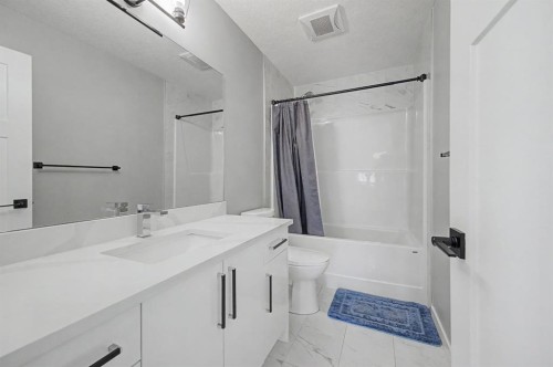 1340 Lackner Boulevard, Carstairs, AB - Indoor Photo Showing Bathroom