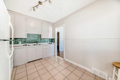 1610 40 Street Sw, Calgary, AB - Indoor Photo Showing Kitchen