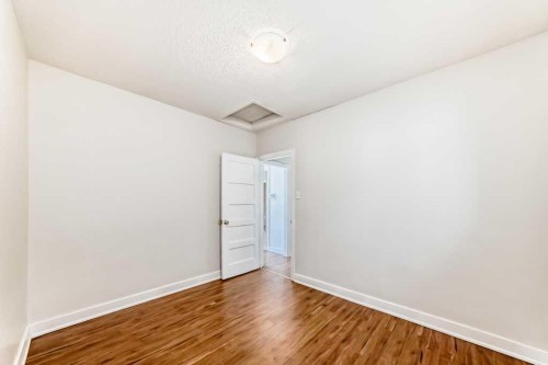 1610 40 Street Sw, Calgary, AB - Indoor Photo Showing Other Room
