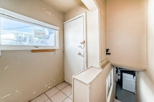 1610 40 Street Sw, Calgary, AB - Indoor Photo Showing Other Room