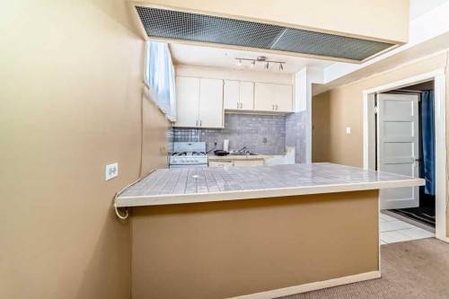 1610 40 Street Sw, Calgary, AB - Indoor Photo Showing Kitchen