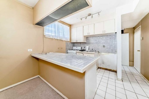 1610 40 Street Sw, Calgary, AB - Indoor Photo Showing Kitchen