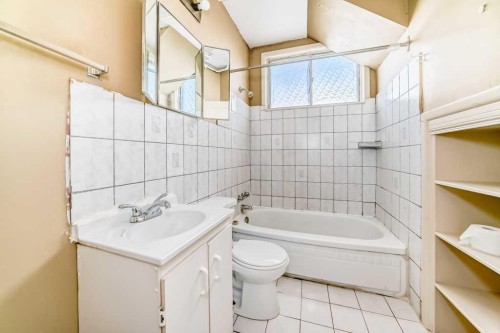 1610 40 Street Sw, Calgary, AB - Indoor Photo Showing Bathroom