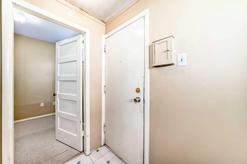 1610 40 Street Sw, Calgary, AB - Indoor Photo Showing Other Room
