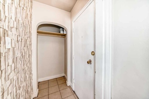 1610 40 Street Sw, Calgary, AB - Indoor Photo Showing Other Room