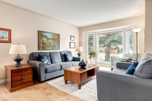 15 Sunrise Crescent Se, Calgary, AB - Indoor Photo Showing Living Room