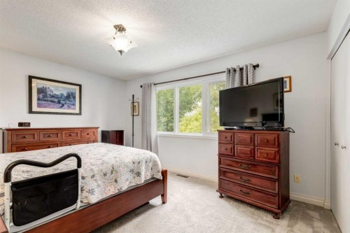 15 Sunrise Crescent Se, Calgary, AB - Indoor Photo Showing Bedroom