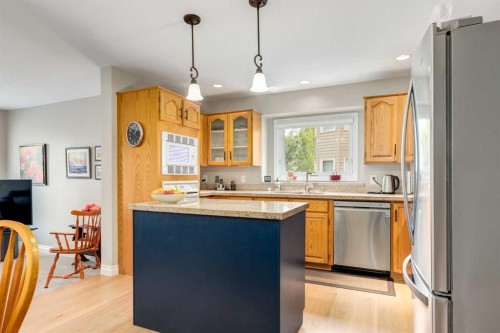 15 Sunrise Crescent Se, Calgary, AB - Indoor Photo Showing Kitchen