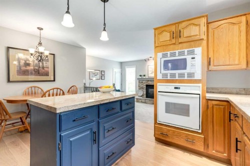 15 Sunrise Crescent Se, Calgary, AB - Indoor Photo Showing Kitchen