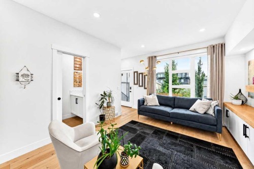 1703 31 Avenue Sw, Calgary, AB - Indoor Photo Showing Living Room