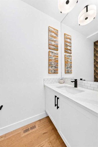 1703 31 Avenue Sw, Calgary, AB - Indoor Photo Showing Bathroom